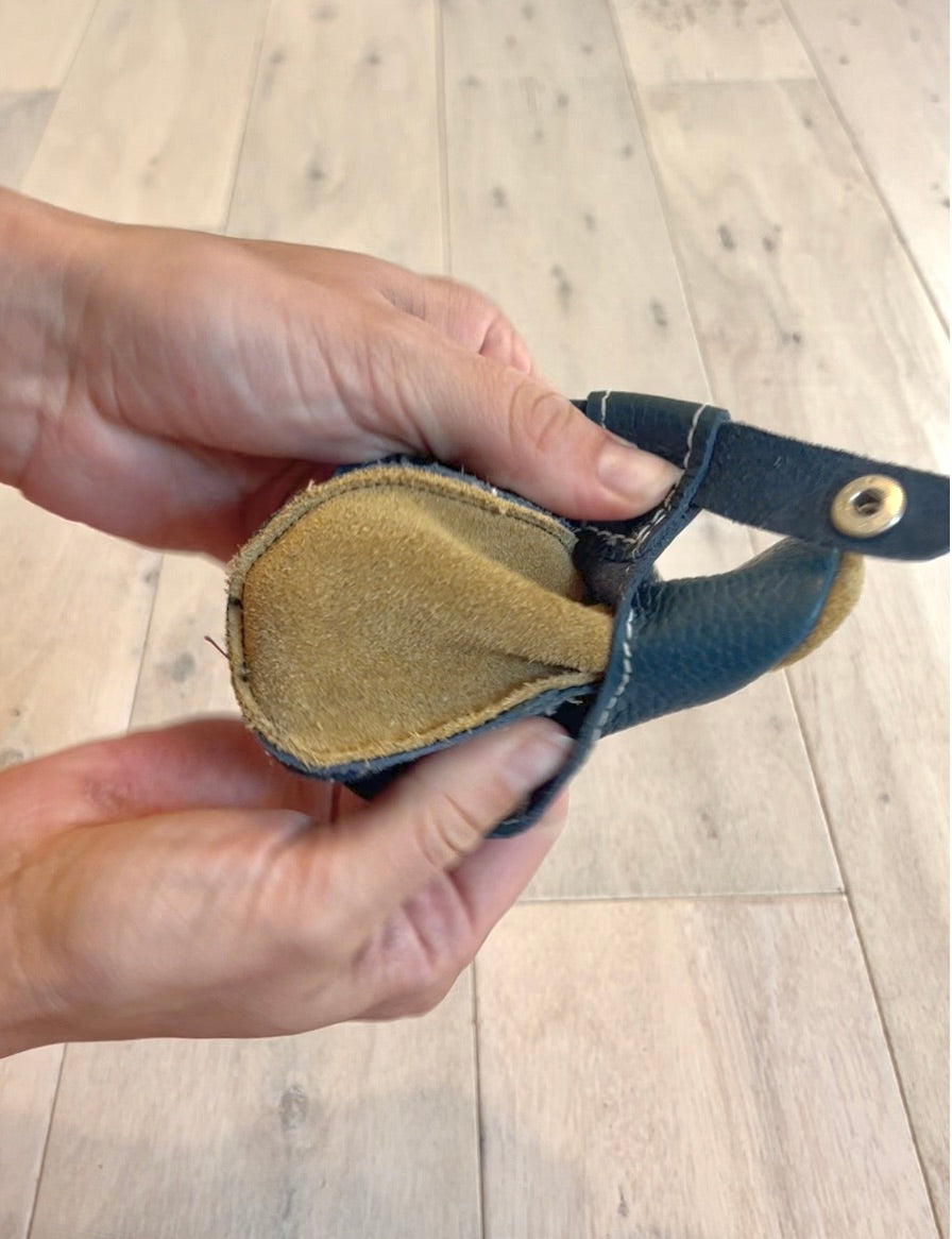 example of how a soft barefoot shoes can be flexible and shows the benefits of soft sole shoes and their features
